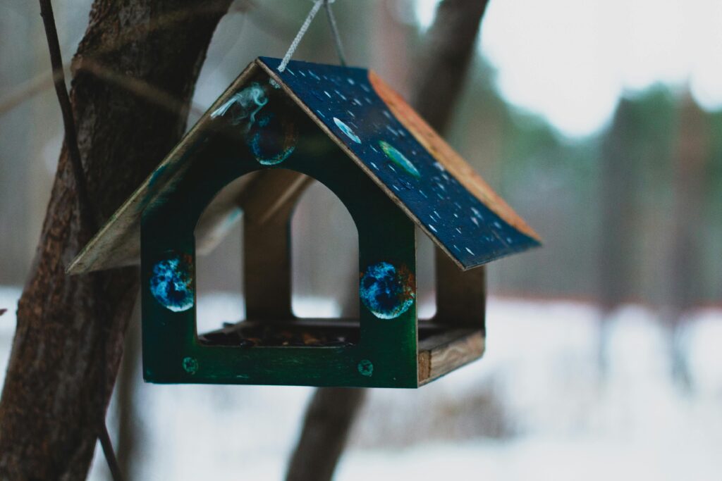 Wie baue ich ein Vogelfutterhaus aus Recyclingmaterialien?