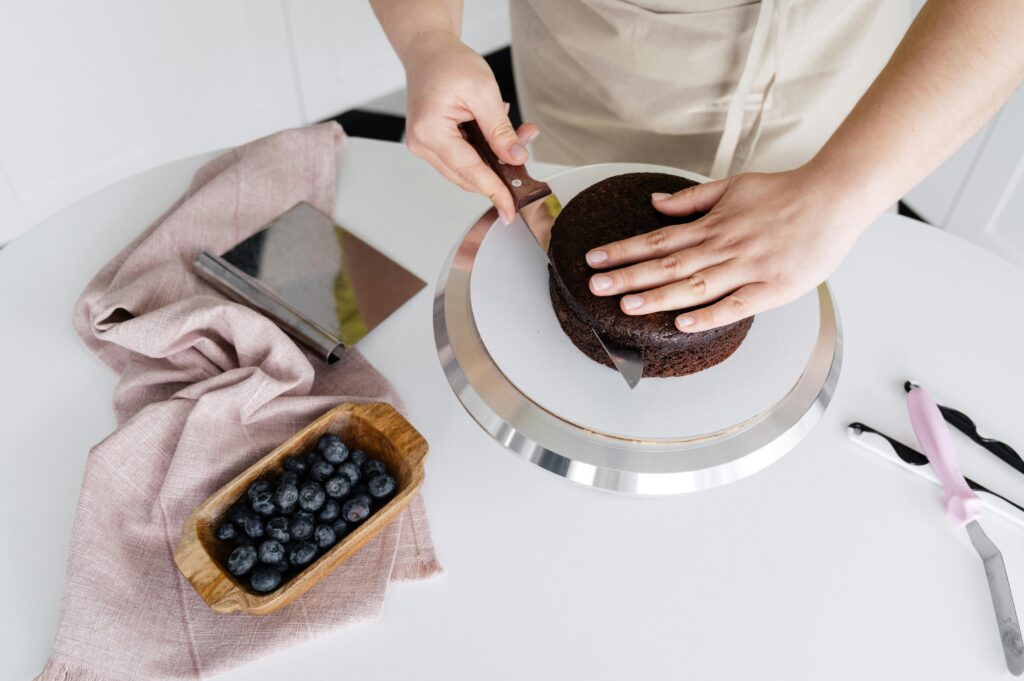 Warum bricht mein Kuchen beim Schneiden und wie kann ich das verhindern?